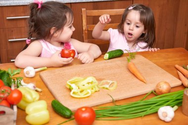 Çocuk ile masada taze meyve ve sebze, ev mutfak iç, sağlıklı gıda kavramı ile