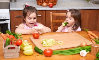 Çocuk ile masada taze meyve ve sebze, ev mutfak iç, sağlıklı gıda kavramı ile