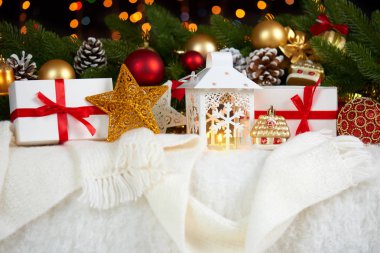 köknar ağacı dalı closeup, hediyeler, Noel top, koni ve diğer nesne ışıklı, kış tatil kavramı koyu arka plan üzerinde beyaz kürk Noel dekorasyon