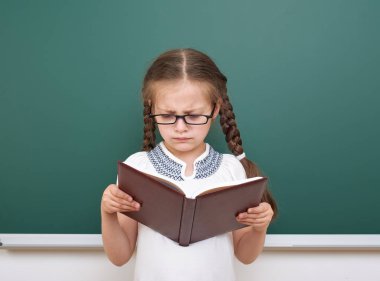 Liseli kız poz okul yönetimi, boş alanı, eğitim kavramı kitap okumak