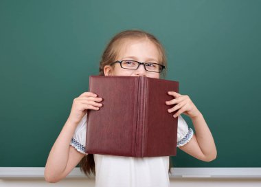 Liseli kız poz okul yönetimi, boş alanı, eğitim kavramı kitap okumak