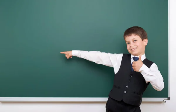 Pupil posing at school board, empty space, education concept — Stock Photo, Image