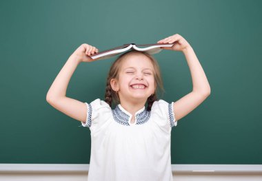 Liseli kız poz okul yönetimi, boş alanı, eğitim kavramı kitap okumak