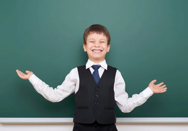 Schüler posiert vor Schulamt, leerer Raum, Bildungskonzept — Stockfoto