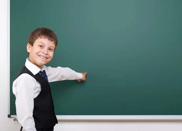 Pupil posing at school board, empty space, education concept — Stock Photo, Image