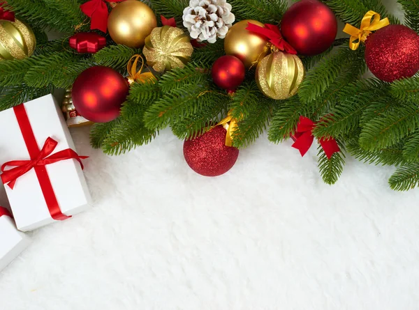 Décoration de Noël sur branche de sapin gros plan, cadeaux, boule de Noël, cône et autre objet sur blanc espace blanc fourrure, concept de vacances, lieu de texte — Photo