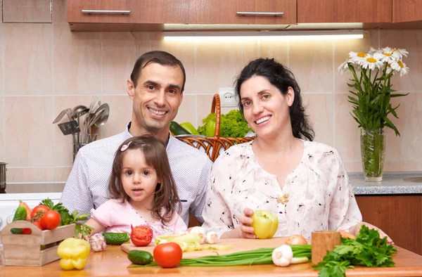 mutlu aile ile çocuk ev mutfak iç taze meyve ve sebze, hamile kadın, sağlıklı gıda kavramı ile