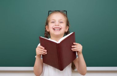 Liseli kız poz okul yönetimi, boş alanı, eğitim kavramı kitap okumak