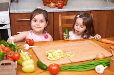 Çocuk ile masada taze meyve ve sebze, ev mutfak iç, sağlıklı gıda kavramı ile