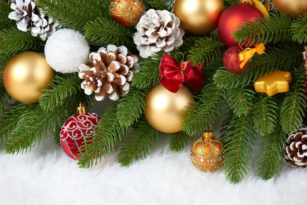 Decoração de natal em árvore de abeto ramo closeup, presentes, bola de xmas, cone e outros objetos em branco espaço em branco pele, conceito de férias, lugar para texto — Fotografia de Stock