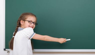 Tebeşir yazma bir yazı tahtası, boş alanı, eğitim kavramı kız öğrenci