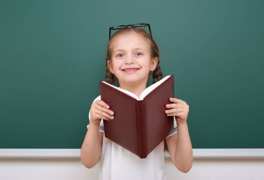 Liseli kız poz okul yönetimi, boş alanı, eğitim kavramı kitap okumak