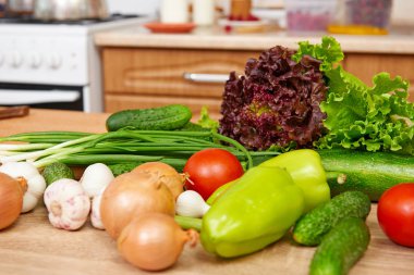 mutfak iç taze meyve ve sebze masada, sağlıklı gıda kavramı ile