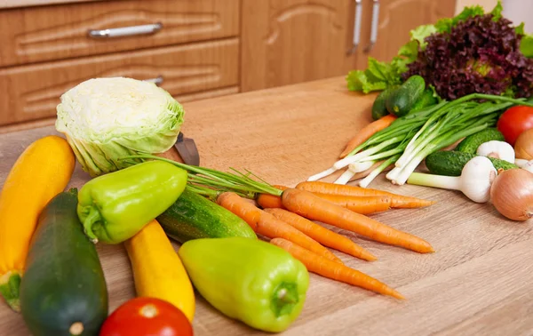 Primer plano de frutas y verduras frescas en mesa de madera, concepto de comida saludable, objeto abstracto y fondo —  Fotos de Stock