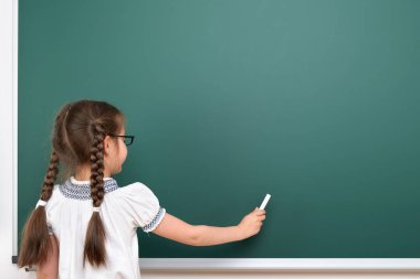 Tebeşir yazma bir yazı tahtası, boş alanı, eğitim kavramı kız öğrenci