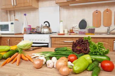 mutfak iç taze meyve ve sebze masada, sağlıklı gıda kavramı ile