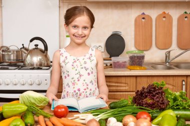 pişirme, mutfak iç taze meyve ve sebze masada, sağlıklı gıda kavramı ile kız