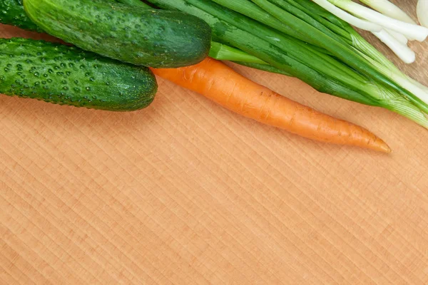 Primer plano de frutas y verduras frescas en mesa de madera, concepto de comida saludable, objeto abstracto y fondo — Foto de Stock