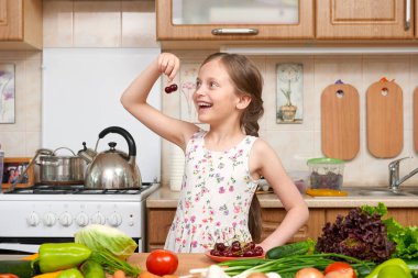 kiraz, meyve ve sebze ev mutfak iç, sağlıklı gıda konsepti ile poz kız çocuk