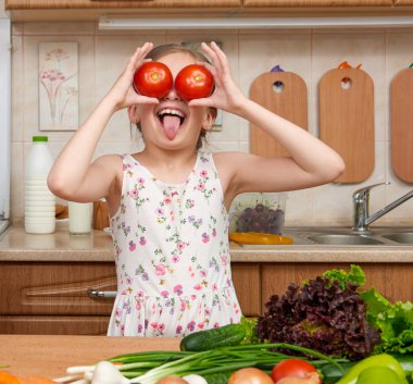 having oyunculuk ile domates, bak ile dürbün, meyve ve sebze ev mutfak iç, sağlıklı gıda kavram gibi kız çocuk