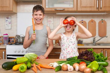 Kız çocuk ve having oyunculuk ile domates ve havuç, çocuk bakmak-den geçerek dürbün gibi. Meyve ve sebze ile ev mutfak iç. Sağlıklı gıda kavramı