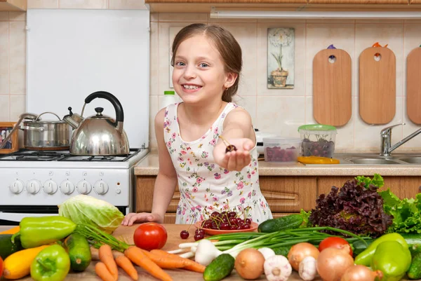 avuç kiraz, meyve ve sebze ev mutfak iç, sağlıklı gıda konsepti ile poz kız çocuk