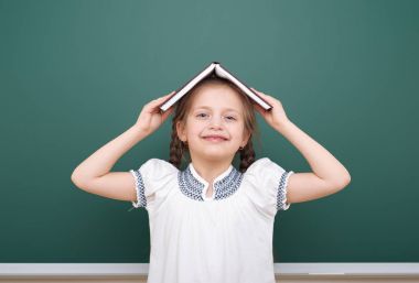 Liseli kız poz okul yönetimi, boş alanı, eğitim kavramı kitap okumak