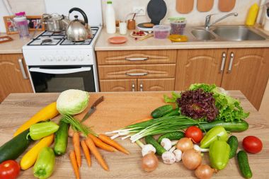 mutfak iç taze meyve ve sebze masada, sağlıklı gıda kavramı ile