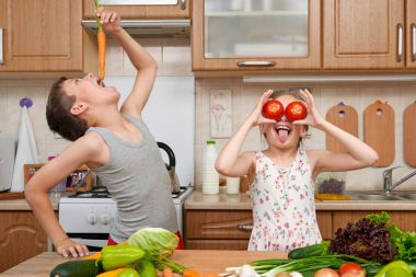 Kız çocuk ve having oyunculuk ile domates ve havuç, çocuk bakmak-den geçerek dürbün gibi. Meyve ve sebze ile ev mutfak iç. Sağlıklı gıda kavramı