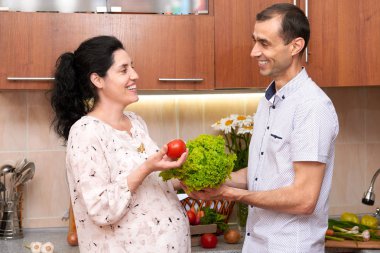 mutfak iç sepet ile birkaç taze meyve ve sebze, sağlıklı gıda kavramı, hamile kadın ve erkek