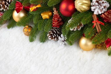 Noel dekorasyon köknar ağacı dalı closeup, hediyeler, Noel top, koni ve diğer nesne üzerinde beyaz boşluk kürk, tatil kavramı, yerleştirmek için metni