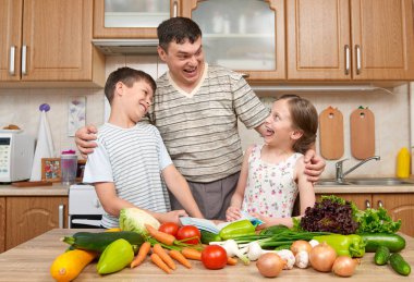 Baba ve iki çocuk yemek kitabı ve seçim yemekleri okuma. Mutlu aile, kız ve erkek ev mutfak iç meyve ve sebze ile eğleniyor. Sağlıklı gıda kavramı.