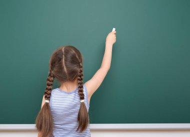 Tebeşir yazma bir yazı tahtası, boş alanı, eğitim kavramı kız öğrenci