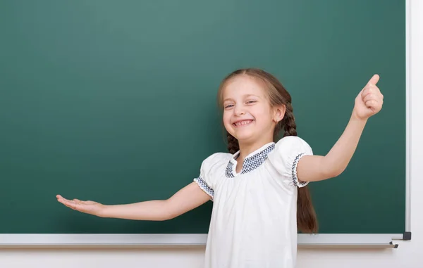 Pupil posing at school board, empty space, education concept — Stock Photo, Image