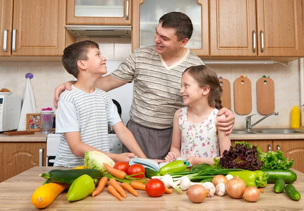 Baba ve iki çocuk yemek kitabı ve seçim yemekleri okuma. 