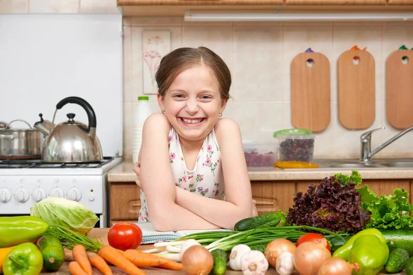 Kind meisje met groenten en fruit in huis keuken interieur, — Stockfoto