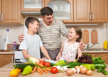 Baba ve iki çocuk yemek kitabı ve seçim yemekleri okuma. 
