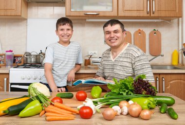 Baba ve çocuk yemek kitabı ve seçim yemekleri okuma. Mutlu f