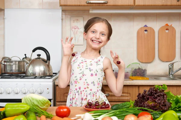 Criança menina jogar e se divertir com cerejas, frutas e vegetais — Fotografia de Stock