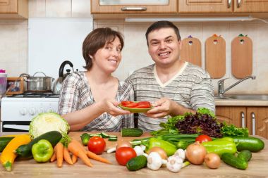 taze meyve ve sebze, sağlıklı gıda kavramı, kadın ve erkek ile mutfak iç pişirme Çift