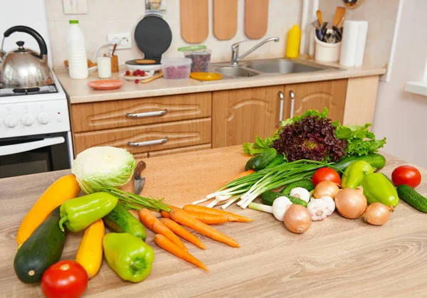 Mutfağın içindeki masada taze meyve ve sebzeler, sağlıklı gıda konsepti.