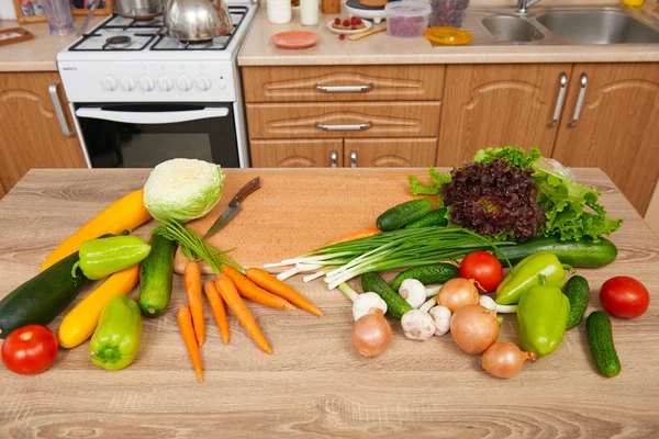 キッチンのテーブルの上の新鮮な果物や野菜健康的な食べ物の概念 — ストック写真