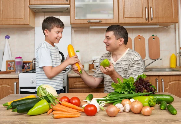 Baba ve oğul ev mutfak interi sebze ile eğleniyor