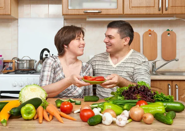 taze meyve ve sebze, sağlıklı gıda kavramı, kadın ve erkek ile mutfak iç pişirme Çift