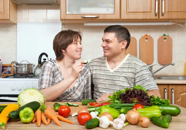taze meyve ve sebze, sağlıklı gıda kavramı, kadın ve erkek ile mutfak iç pişirme Çift