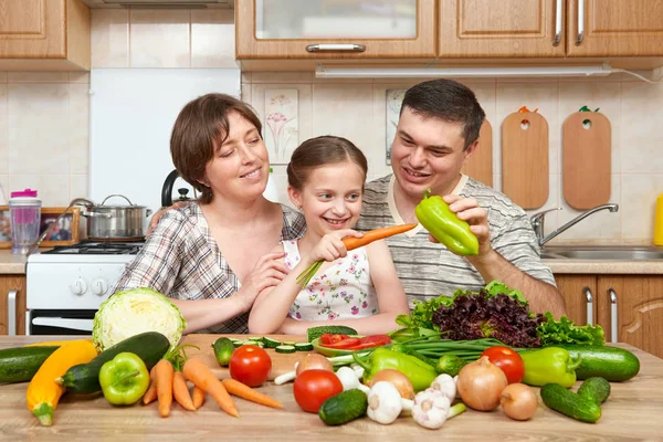 mutfak iç evde, taze meyve ve sebze, sağlıklı gıda kavramı, kadın, erkek ve çocuk yemek aile