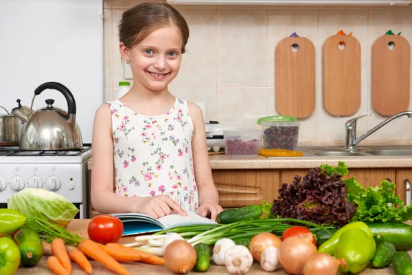 Kind meisje met groenten en fruit in huis keuken interieur, — Stockfoto