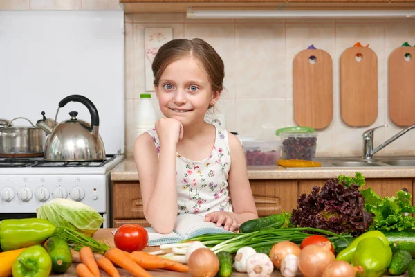 Kind meisje met groenten en fruit in huis keuken interieur, — Stockfoto