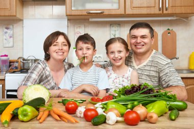 mutfak iç evde, taze meyve ve sebze, sağlıklı gıda kavramı, kadın, erkek ve pişirme ve having fun çocuk aile portresi