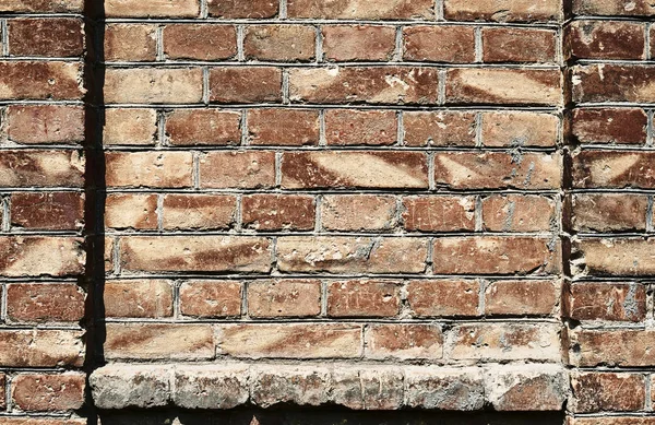 Vecchio muro di mattoni per texture o sfondo, colore rosso scuro, elementi architettonici come una cornice piena di mattoni — Foto Stock